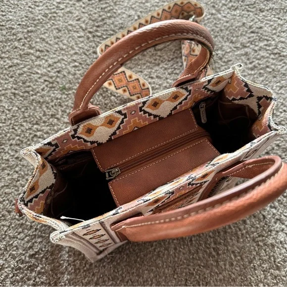 Wrangler Women's Tote with Geometric Design - Brown and Cream - Picture 6 of 9